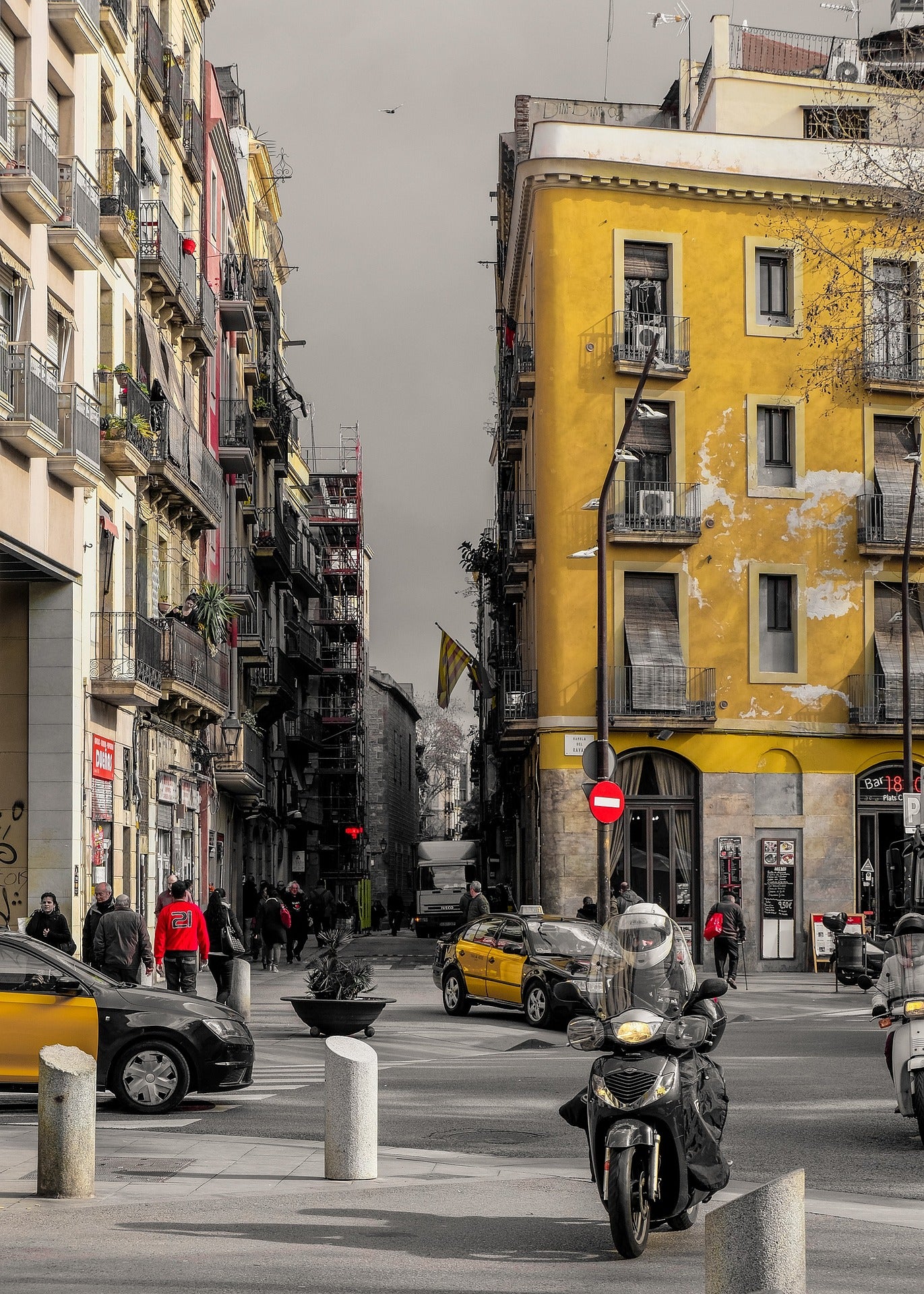 files/street-3235606_1920.jpg